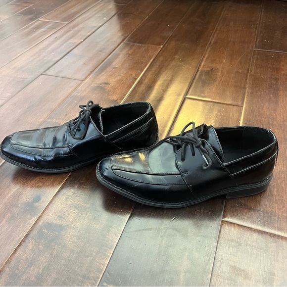 Freeman Boys black dress shoes size 6 boys. - Picture 6 of 10